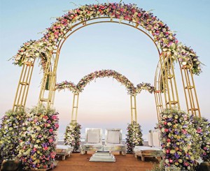 Compre un Impresionante Mandap de Boda de Tres Postes con Acabado Dorado, Arcos Metálicos de Última Generación, Conjunto de Mandap de Lujo para Bodas en Interiores - Product Image 3