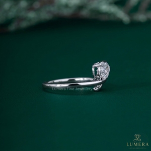 LUMERA FINE JEWELLERY Anillo de Diamante Cultivado en Laboratorio de 1.07 Quilates, Corte Pera, VVS2, Oro 9k/10k/14k/18k, Certificado IGI, Lujo - Product Image 4