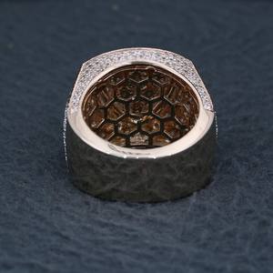 Anillo de Lujo con Incrustaciones de Moissanita de 4 Ct, Sin Níquel ni Plomo, en Plata de Ley Sólida Chapada en Oro, Estilo Hip Hop para Hombre - Product Image 3