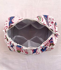 Ensemble de 3 trousses de maquillage matelassées en coton à motifs floraux, pochettes de voyage pour cosmétiques, sacs organisateurs bohèmes faits à la main avec fermeture éclair - Product Image 4