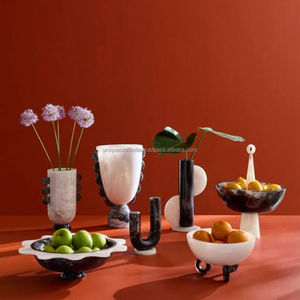 Vase en résine classique rose arrondi |   Vase décoratif incurvé doux fait à la main pour les intérieurs minimalistes et contemporains - Product Image 4