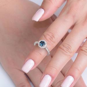 แหวนหมั้นบลูโทแพซทรงกลม พลอยสีน้ำเงินแท้ แหวนแต่งงานแบบเรียบหรู แหวนโทแพซสำหรับคนเกิดเดือนมกราคม ของขวัญเครื่องประดับ - Product Image 2