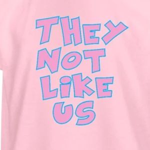 เสื้อยืดแขนสั้นสีชมพูอ่อนลายกราฟิกสำหรับเด็ก ลายพิมพ์ตัวอักษร "They Not Like Us" คอกลม สวมใส่สบายทุกวัน แฟชั่นเสื้อยืดเด็ก - Product Image 6