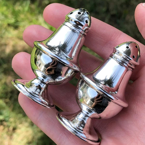 Juego clásico de salero y pimentero de metal con cuerpo resistente al óxido para cocina, restaurante y mesa de comedor. - Product Image 1