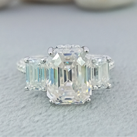 Bague D'VINS Iced Halo en or jaune avec diamant pavé de 1 carat, taille émeraude, trois pierres, pour fiançailles, mariage ou cadeau, style éternité