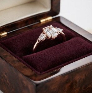 Anillo de Compromiso con Tres Diamantes Cultivados en Laboratorio, Corte Hexagonal y en Forma de Cometa, Oro Sólido de 10K, 14K, 18K, Diseño de Joyería Fina, Certificado IGI, VVS - Product Image 4