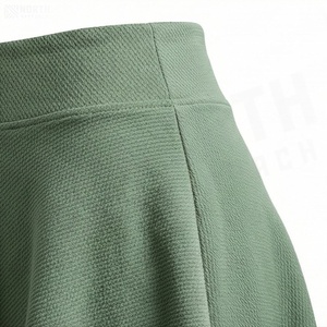 Jupe courte trapèze pour femme, couleur unie, taille élastique, logo en relief, tissu tricoté respirant, style sportif, toutes saisons - Product Image 2
