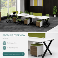 Poste de travail de bureau moderne pour 6 personnes avec dessus blancs, écrans d'intimité verts, pieds en X et supports de rangement mobiles