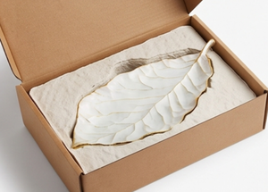 Tazón de cerámica premium en forma de hoja, hecho a mano, diseño minimalista, blanco con borde dorado, vajilla para regalo. - Product Image 5