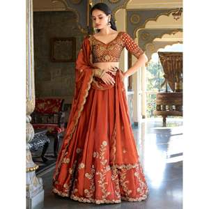 Lehenga Choli de Seda con Bordado de Hilo Naranja para Boda - Product Image 5