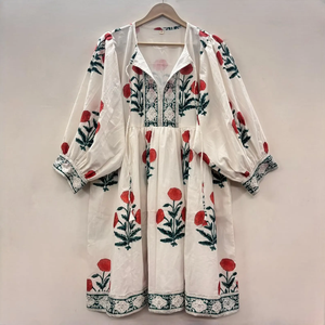 Robe mini Kyra style bohème pour le bureau, en coton écologique, imprimé floral fait main, col en V, manches 3/4, dentelle et ourlet à volants faits main - Product Image 2