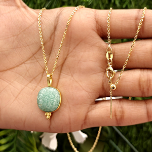 Collier pendentif floral sculpté à la main en amazonite naturelle et quartz cerise, plaqué or 18 carats, pierres semi-précieuses en forme de coussin - Product Image 5