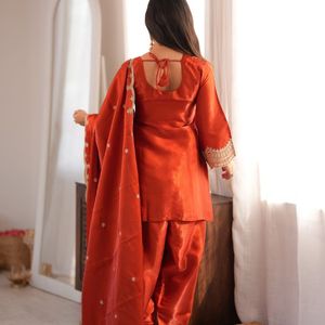 Ensemble Kurta Farshi Shalwar en soie romaine pour femme avec broderie, travail de sequins, de Dori et de Jari, et dupatta style châle, entièrement cousu R - Product Image 1