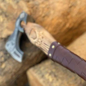 Hacha Decorativa de Estilo Vikingo, de Grado Industrial Nórdico, de Alta Calidad, con Mango de Madera Tallado y Cabeza de Metal Grabada, para Reenactamiento y Exhibición - Product Image 3