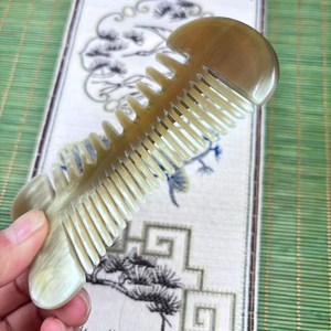 ZONE ARTISANALE Peigne démêlant moderne en corne de buffle naturelle, écologique et fait main, en forme de décoration de mariage de l'Uttar Pradesh - Product Image 1