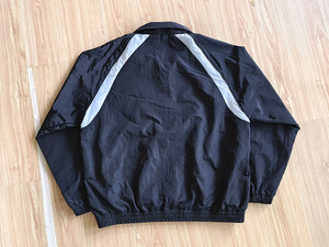 เสื้อแจ็คเก็ตกันลมสำหรับผู้ชายขายส่ง แบบสปอร์ต เป็นมิตรกับสิ่งแวดล้อม เหมาะสำหรับฤดูหนาว สวมใส่สบาย น้ำหนักเบา ระบายอากาศได้ดี เหมาะสำหรับกิจกรรมกลางแจ้ง มีโลโก้ด้านหน้า - Product Image 6