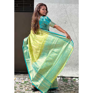 Sari en soie tissée Kanjivaram vert, traditionnel, avec des broderies Zari, élégant, pour soirée - Product Image 1