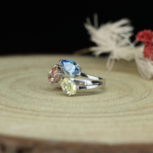 Anillo de Plata de Ley 925 con Diseño Único Romántico de Moissanita con Engaste de Garras en Forma de Corazones - Product Image 2