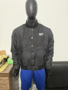 เสื้อแจ็คเก็ต Letterman สำหรับผู้ชาย แบบ Varsity ออกแบบโลโก้ได้ตามต้องการ ผลิตจากโพลีเอสเตอร์และผ้าฝ้าย พิมพ์ลายแบบ Sublimated Discharge บุด้วยผ้าฟลีซ เหมาะสำหรับกีฬาฤดูหนาว - Product Image 2