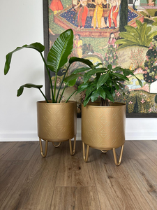 Pot de fleurs en métal texturé avec support en or clair mat, élégant porte-fleurs décoratif, présentoir moderne pour plantes d'intérieur - Product Image 5