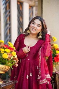 Robe Anarkali rouge florale tissée et brodée avec dupatta, ensemble traditionnel pour femme orné de sequins et de Zari, idéal pour mariage, fête ou Diwali - Product Image 2