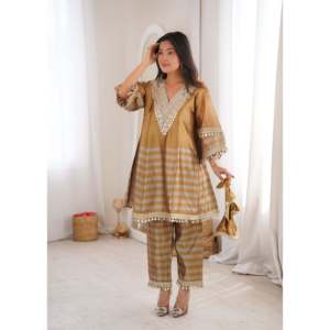 Ensemble de costume brodé bicolore pour femme avec travail de miroir Batwa - Product Image 3