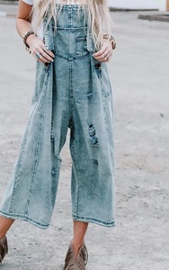 Salopette en jean délavé pour femme, coupe ample, taille haute, longueur mi-mollet, avec poches - Product Image 2