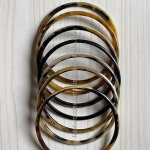 Ensemble de bracelets ethniques faits à la main en corne de bœuf authentique, écologique et biologique, bijoux ethniques pour femmes, style animal poli, art. - Product Image 1