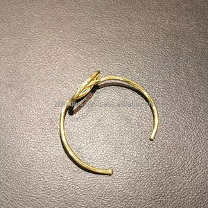 Bracelet réglable en laiton Urban Glam Bracelet de manchette pour femme fabriqué à la main pour un look moderne et chic - Product Image 1