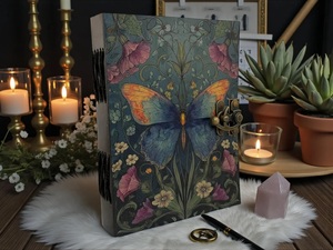 Herb Heritage Journal Grimoire en Cuir de buffle fait main avec logo gaufré motif papillon, fleur et papillon des lumières - Livre de sorts vintage vierge pour les ombres - Product Image 1