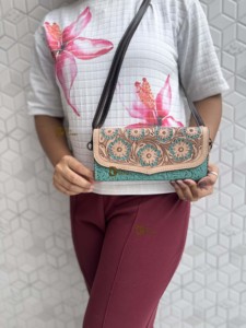 Cartera de Cuero Tallada a Mano de Alta Calidad, Elegante Color Turquesa, Multiusos, Estilo Occidental, para Mujer, Uso Diario - Product Image 3