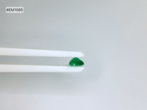 พลอยมรกตสีเขียวแซมเบียทรงหัวใจ น้ำหนัก 1.14 กะรัต คุณภาพพรีเมียม ความใสระดับดี เหมาะสำหรับทำแหวนและจี้ - Product Image 6