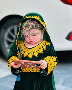 Vestido Regional Verde Terciopelo para Niñas, Manga Larga, Encaje Hecho a Mano, Bordado, Traje Tradicional para Festivales y Fiestas - Product Image 2