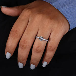 แหวนหมั้นเพชรแบบฮาโลซึ่งซ่อนอยู่ในห้องทดลองแหวนหมั้นทอง18K แข็งตัด IGI ได้รับการรับรองของขวัญวันครบรอบแต่งงานสามด้าน - Product Image 4