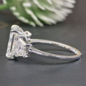 Impresionante anillo de compromiso de tres piedras de moissanita de corte radiante con piedra lateral trapezoidal, regalo de boda u ocasión de oro blanco de 18 quilates - Product Image 3