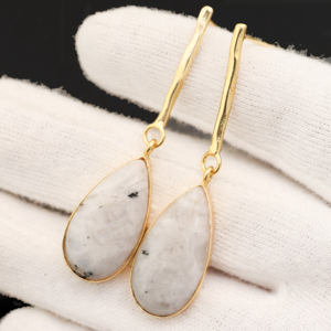 Boucles d'oreilles pendantes en pierre de lune naturelle plaquées or 18 carats, serties clos, faites à la main, style bohème, pour mariage, pour femme, Rajasthan - Product Image 3