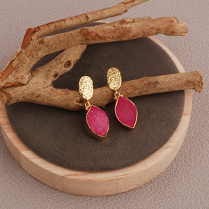 Boucles d'oreilles en forme de marquise en pierre précieuse Druzy rose fait à la main Bijoux de mode en plaqué or texturé avec un design unique de goujons - Product Image 4