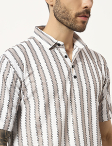 Camiseta de Manga Corta a Rayas con Cuello Alto para Hombre, Diseño Estampado, Corte Regular, Color Blanco Beige - Product Image 5