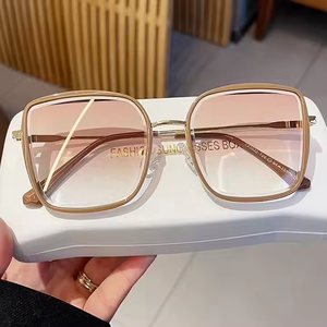 Lunettes de soleil tendance pour femmes à monture large, verres PC UV400, idéales pour les voyages et les rendez-vous, vente en gros à prix abordable - Product Image 6