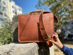 Sac de messager unisexe en cuir marron vintage Sac pour ordinateur portable à motif carré élégant avec doublure en toile Sac à main en cuir fait à la main - Product Image 5