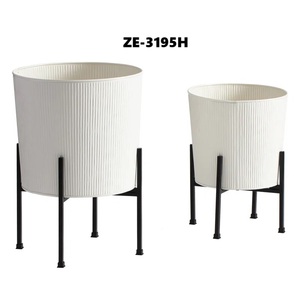 Jarrón de Hierro Cuadrado Vintage Hecho a Mano, Ecológico y de Alta Gama, para Decoración de Interiores, Arreglos Elegantes para Compradores Exigentes - Product Image 5
