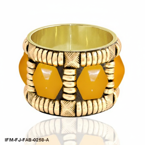 Brazalete Geométrico Chapado en Oro con Detalles de Resina Hexagonal Amarilla, Brazalete Bohemio para Mujer - Product Image 2