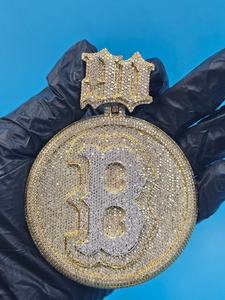 จี้ฮิปฮอปแบบกำหนดเอง เงินแท้ 925 ประดับโมอิสซาไนต์ จี้แบบ Iced Out พร้อมตัวล็อคแบบกำหนดเอง จี้สองสีพร้อมจี้ตัวอักษร จี้วงกลมสำหรับเป็นของขวัญ - Product Image 3