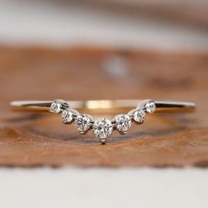 Anillo de Boda Apilable de Lujo para Mujer, con Banda Curva y Moissanita de Corte Brillante, en Plata de Ley 925 Chapada en Oro - Product Image 1