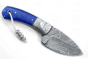 Herramienta utilitaria con mango de madera estabilizada azul vibrante y acero de Damasco fijo - Product Image 3