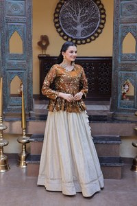 Blusa de diseñador para boda con lentejuelas y bordados, y lehenga con lentejuelas, bordados Zari y adornos de espejo. - Product Image 5