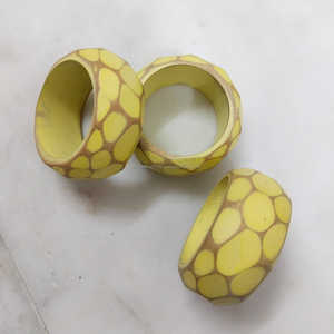 Anneaux de serviette en bois naturel avec motif floral blanc, accessoires de table bohèmes pour les occasions festives - Product Image 3