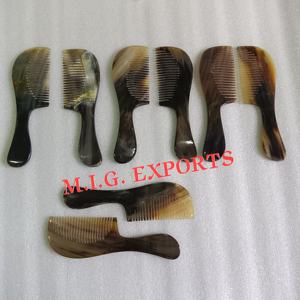 Peines de cuerno de búfalo son herramientas de cuidado naturales y antiestáticas hechas de cuerno de búfalo que reducen la rotura del cabello y minimizan las puntas abiertas. - Product Image 4