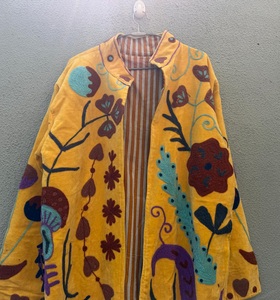 Veste matelassée en velours jaune Suzani, kimono brodé floral, ouverture sur le devant, vêtement d'extérieur pour femme, cadeau pour elle - Product Image 4