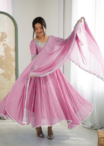 ชุดเดรส Anarkali แบบรอยัลบลูมมิ่ง พร้อมกางเกงและผ้าคลุมไหล่ ประดับเลื่อมสีรุ้ง ปักลายมุก แขนยาว ชุดสำหรับงานเทศกาลและงานพิธีต่างๆ - Product Image 4